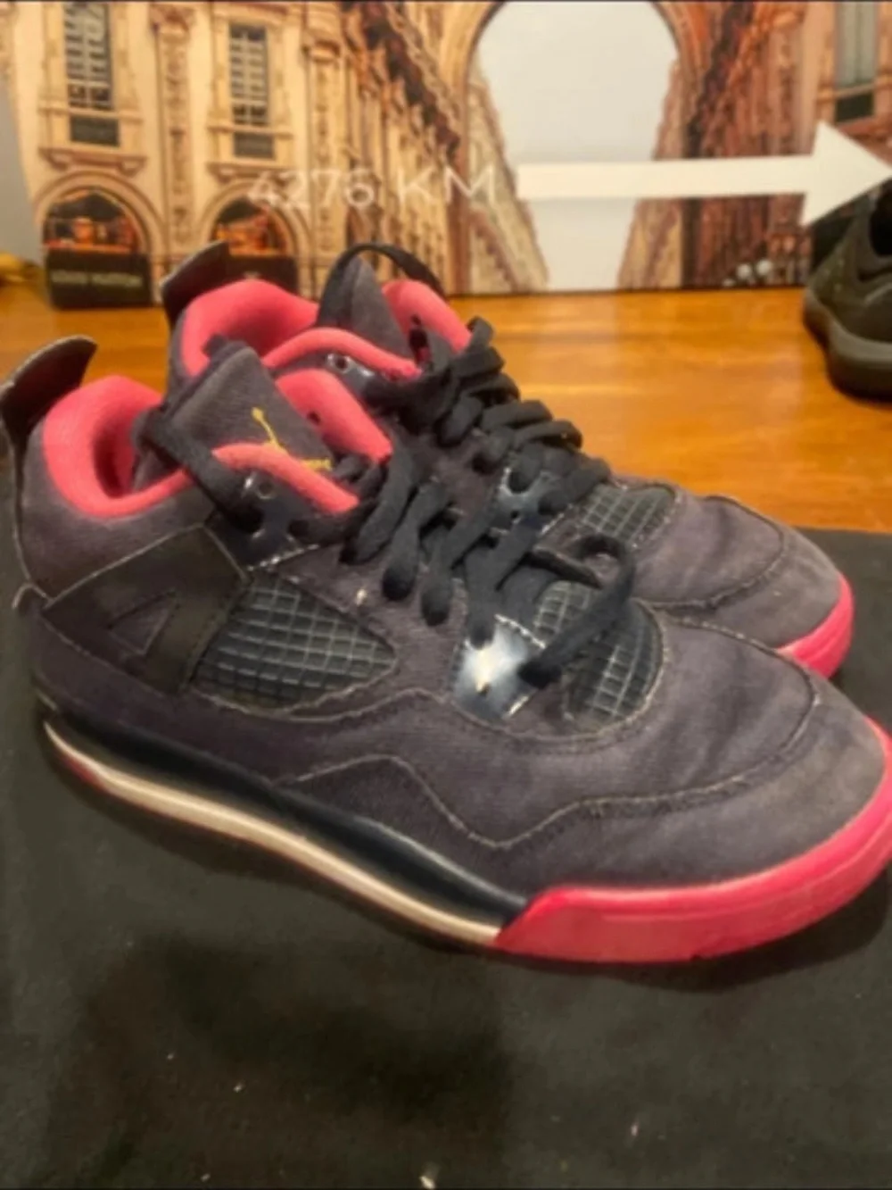 Nike Kids Low-Top Sneakers in Black & Red